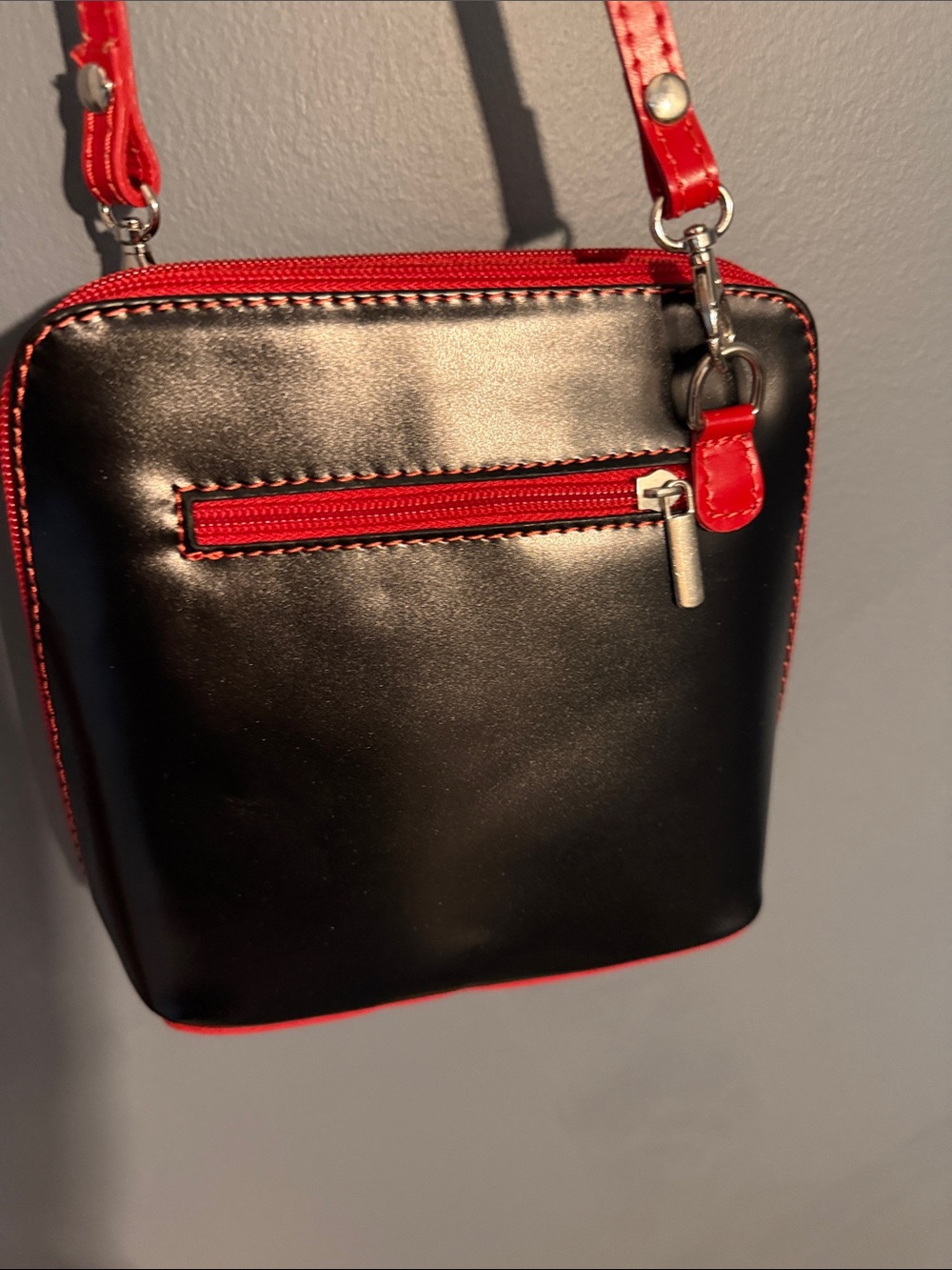 Vera Pelle Black Leather Crossbody with Red Accents - Picture 3 of 4